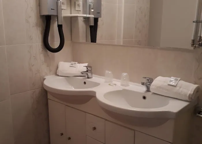 Trianon Hotel *